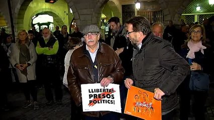 Concentración frente al ayuntamiento de Gerona por la libertad de los "presos políticos"