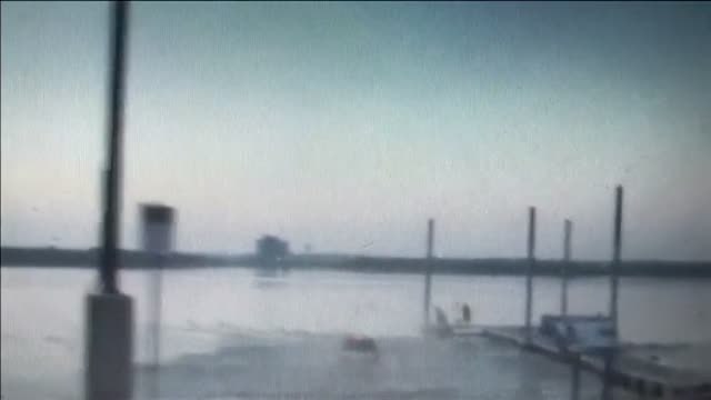 Conductor ebrio huye de la policía en Texas y termina con su coche en un lago