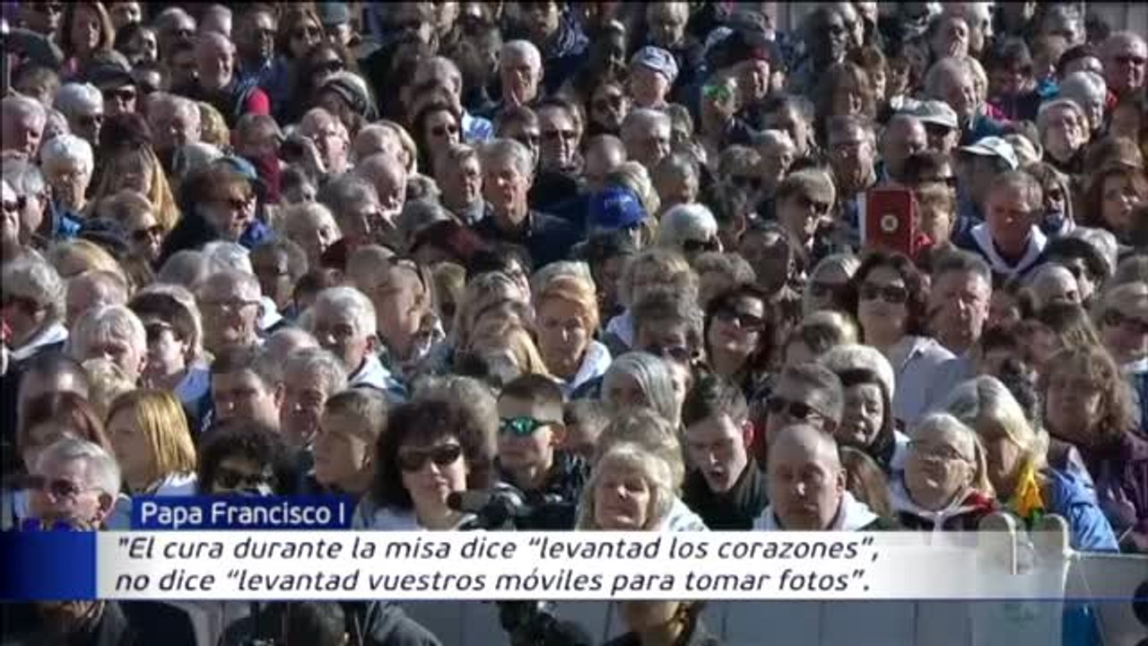 El Papa Francisco durante la Audiencia: "Levantad los corazones, no los móviles"