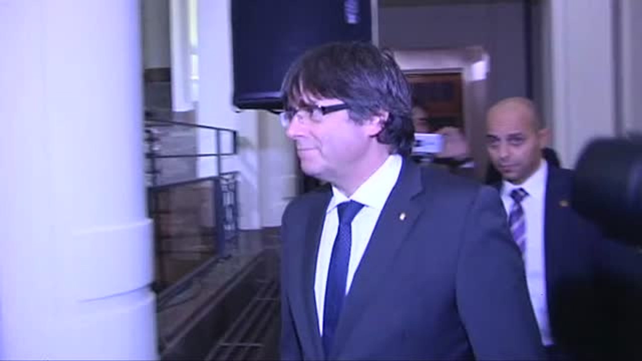 Recibimiento por todo lo alto a Puigdemont a su llegada al acto de los 200 alcaldes en Bruselas