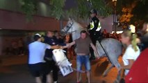 Enfrentamientos entre los aficionados del Spartak de Moscú y la policía en los aledaños del Sánchez Pizjuán