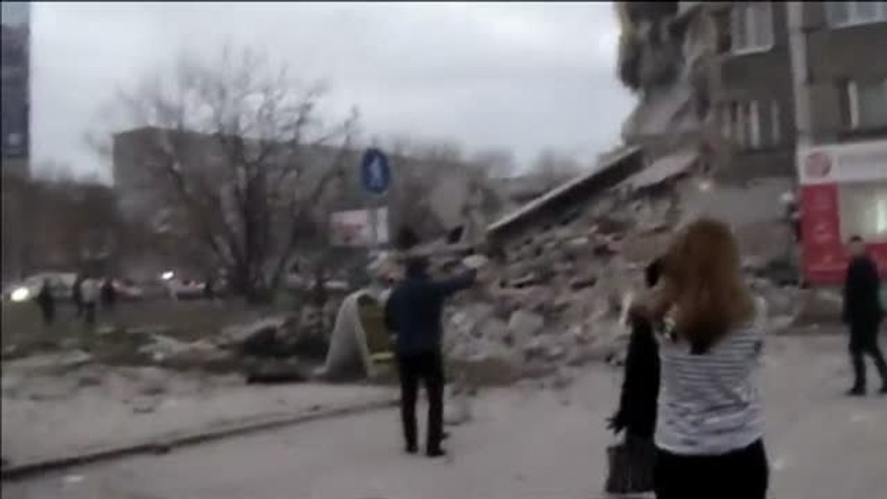 Un espectacular derrumbe de un edificio en Izhevsk (Rusia) se salda con dos fallecidos y varios heridos