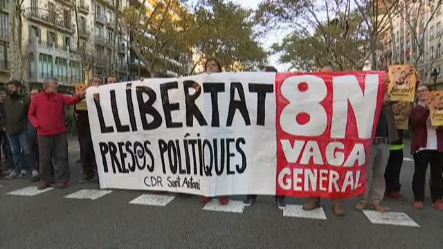 Cortes de tráfico de los Comités de Defensa de la República pidiendo la libertad de los presos