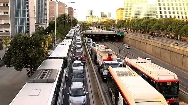 Los Mossos desalojan a decenas de personas en la Plaza de Cerdà cuando cortaban el tráfico
