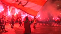 Bengalas rojas al paso del autobús del Athletic de Bilbao