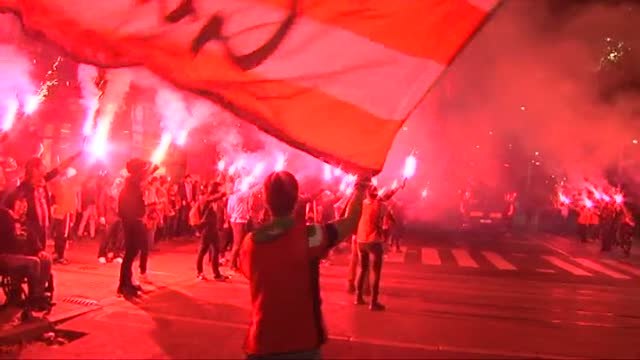 Bengalas rojas al paso del autobús del Athletic de Bilbao