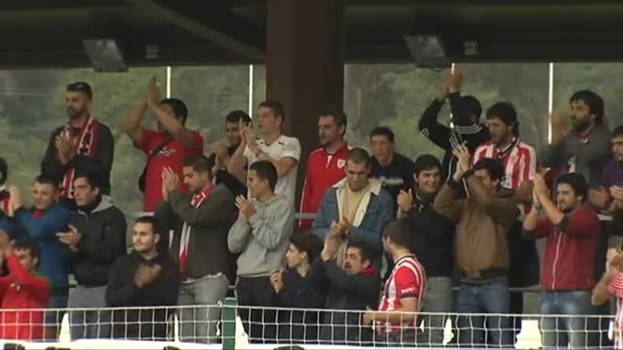 Aficionados del Athletic acuden al entrenamiento para mostrar su apoyo al equipo