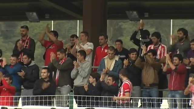 Aficionados del Athletic acuden al entrenamiento para mostrar su apoyo al equipo