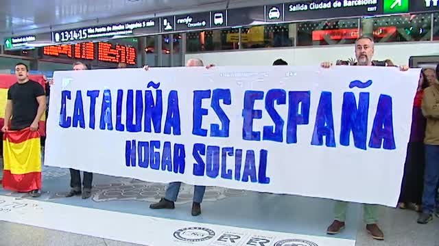 Miembros de la Mesa del Parlament son recibidos en Atocha entre gritos de 'fuera' y 'a prisión'