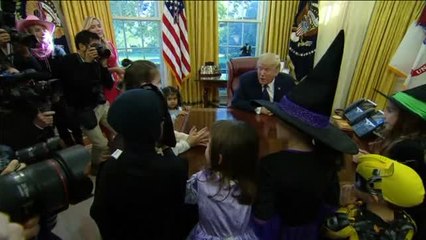 Trump reparte dulces a hijos de periodistas por Halloween