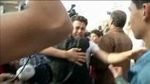 Emotiva bienvenida a 26 sirios secuestrados que han conseguido escapar de Estado Islámico