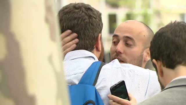 Abrazos y lágrimas entre el grupo de apoyo a los exconsellers en la Audiencia Nacional