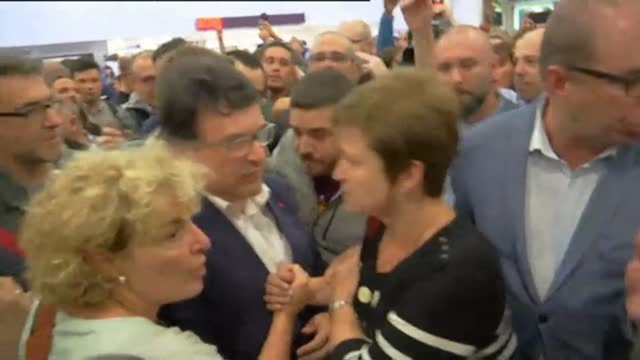 Anna Simó y Nuet, recibidos entre aplausos y gritos de 'libertad, presos políticos' a su llegada a Barcelona