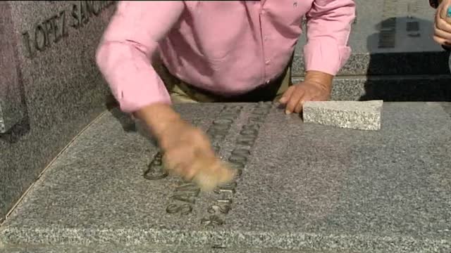 Los cementerios se llenan por el Día de Todos los Santos