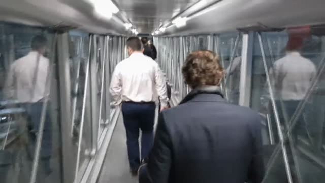 Casi 200 pasajeros sorprendidos con un gran regalo en un vuelo Madrid-A Coruña