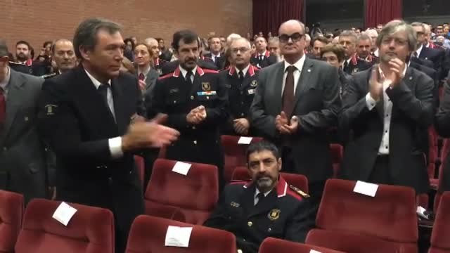 Ovación a Trapero en el acto inaugural del curso académico de la escuela de Mossos
