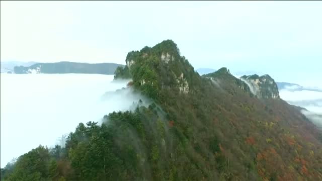 Las impresionantes imágenes de una cascada de nubes en China