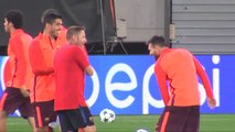 El Barça toma contacto con el césped del estadio Karaiskakis de Atenas