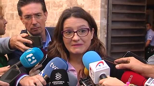 Mónica Oltra acosada por un grupo de fascistas