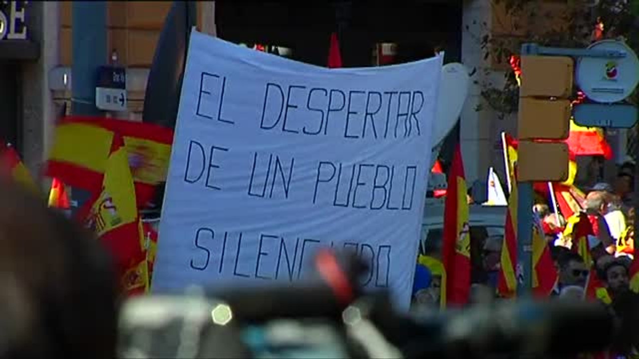 Cientos de miles de personas llenan el centro de Barcelona para defender la unidad de España