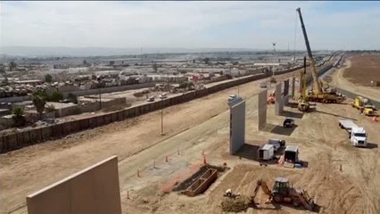 Скачать видео: Ya están en pie los ocho prototipos del muro de México