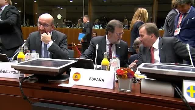Fugaz saludo entre Rajoy y el primer ministro de Bélgica al inicio de la cumbre europea