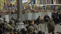 Tensión y enfrentamientos entre manifestantes de la oposición y policía en los exteriores del Parlamento ucraniano