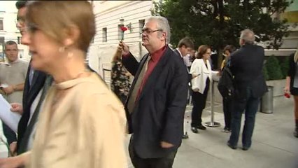 Los diputados del PDeCAT llevan claveles al Congreso en protesta por el ingreso en prisión de &#039;los Jordis&#039;