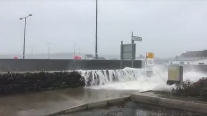 El huracán &#039;Ophelia&#039; llega a Irlanda en forma de tormenta y causa al menos 3 víctimas mortales