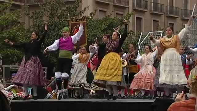 Miles de fieles ofrecen sus ramos de flores a la Virgen del Pilar