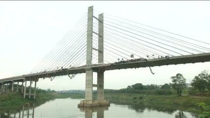 245 personas logran un récord Guinness saltando a la vez de un puente