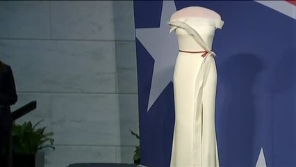 Melania Trump dona el vestido que lució en el baile presidencial