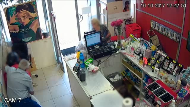 Esperpéntico atraco en una perfumería de Sevilla