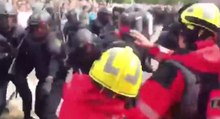 La Policía Nacional carga contra el cuerpo de bomberos en Catalunya