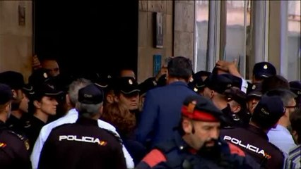 Albiol muestra su apoyo a varios agentes de la Policía Nacional en Pineda de Mar