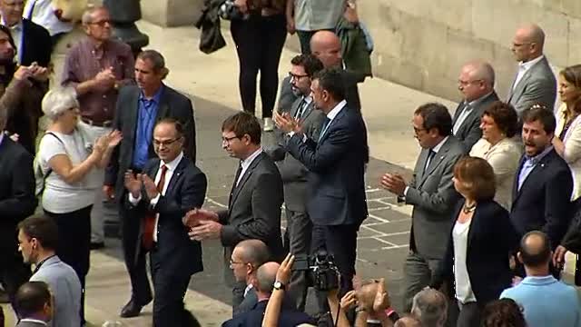 Centenares de personas se concentran en la Plaza de Sant Jaume (Barcelona) para protestar por la respuesta del Estado al 1-O