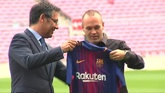 Andrés Iniesta renueva de por vida con el FC Barcelona