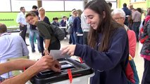 La gente acude a votar puntual a los colegios