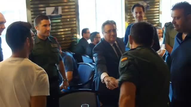 Zoido visita a los policías y guardias civiles alojados en los ferris en Barcelona
