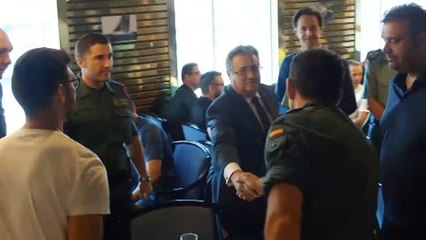 Zoido visita a los policías y guardias civiles alojados en los ferris en Barcelona