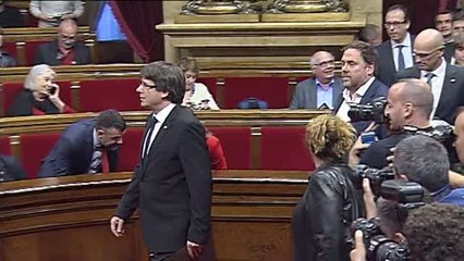 Tải video: Mariano Rajoy y Pedro Sánchez se reúnen de urgencia para consensuar una respuesta a Puigdemont