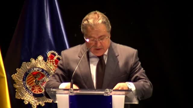 Zoido hace una mención especial a los policías nacionales que prestan servicio en Cataluña