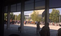 Decenas de ultras protestan a las puertas de la asamblea de Unidos Podemos en Zaragoza