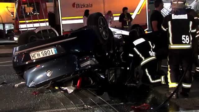 Herida tras precipitarse con su coche desde un primer piso en el aeropuerto de Bilbao
