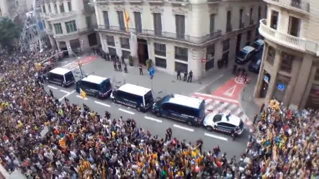 Gritos de independencia e insultos a los agentes frente a la Jefatura Superior de Policía