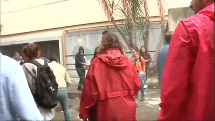 Barricadas en la Escuela Industrial de Barcelona para impedir la entrada de la Policía