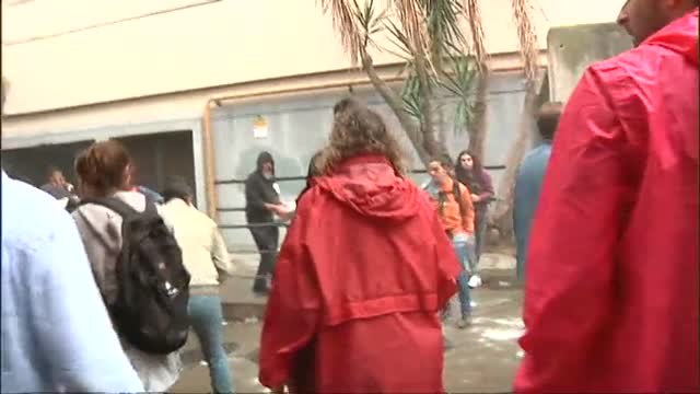 Barricadas en la Escuela Industrial de Barcelona para impedir la entrada de la Policía