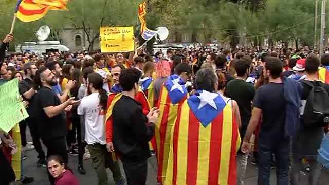 Los barceloneses toman la calle como protesta por las actuaciones policiales del 1-O