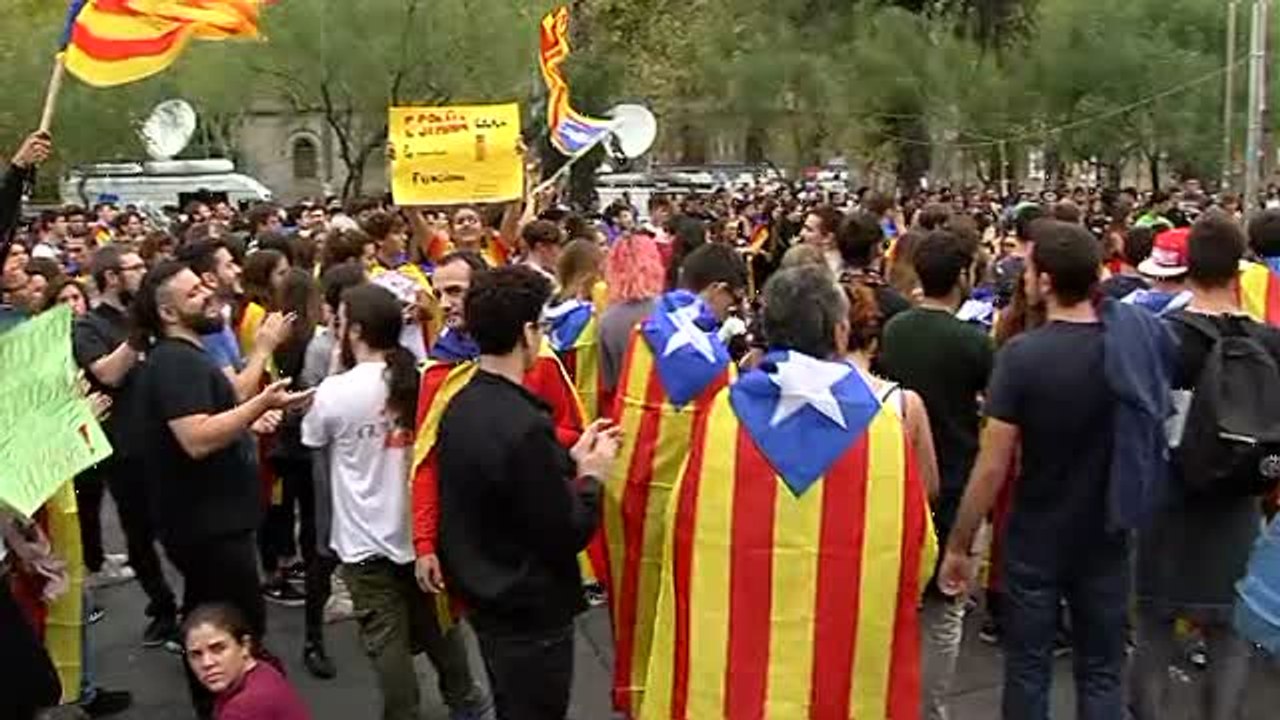 Los barceloneses toman la calle como protesta por las actuaciones policiales del 1-O