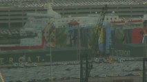 Tapan con lonas el dibujo de Piolín del barco de la Policía Nacional en Barcelona